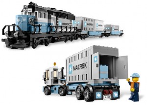 Muchos, muchísimos trenes Maersk a tamaño real para transportarla de evento en evento