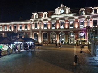 Centro Comercial Príncipe Pío. Fachada de noche