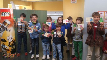 Participantes en un taller LEGO & MUJI de recortables con sus creaciones