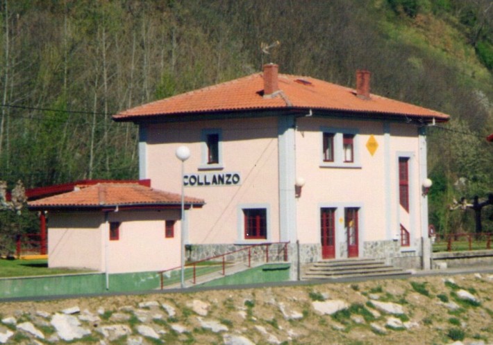 Edificio de la estación de Collanzo, en los colores que lució entre 1990 y 2009